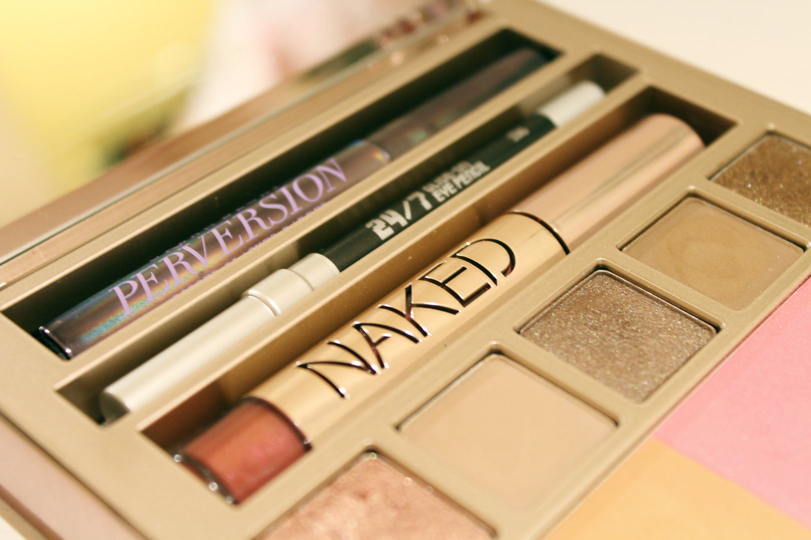 Urban Decay Naked On The Run Palette Review Close Up Belle-Amie Beauty Fashion Lifestyle Blog