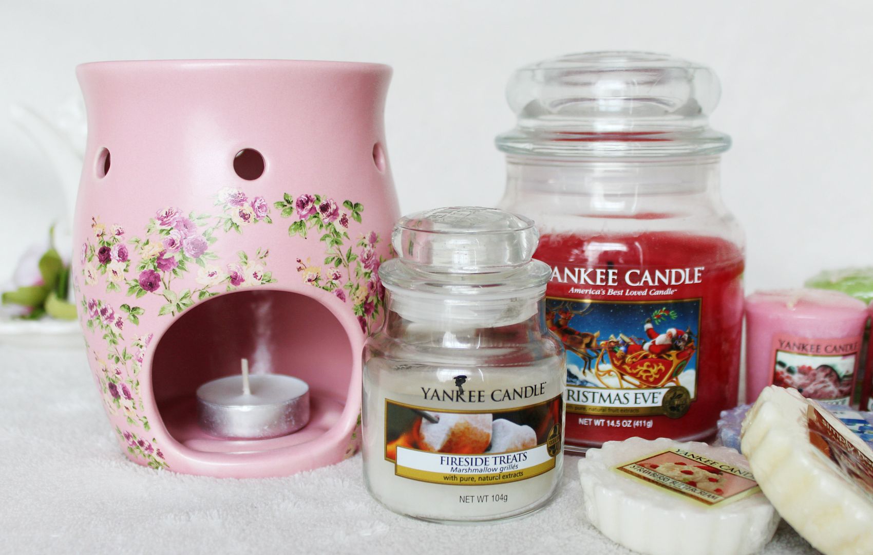 Yankee-Candle-Collection-Jar-Votive-Samplers-Wax-Melts-Tarts-Christmas-Wiinter-Scents-Christmas-Eve-Fire-Side-Treats-Vintage-Floral-Wax-Burner-Belle-Amie-UK-Beauty-Fashion-Lifestyle-Blog